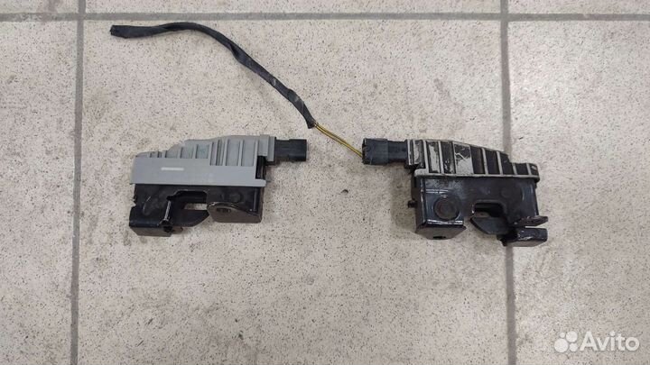 Замок капота левый правый mercedes w212