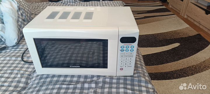 StarWind SMW4217, 700Вт, 17л, белая