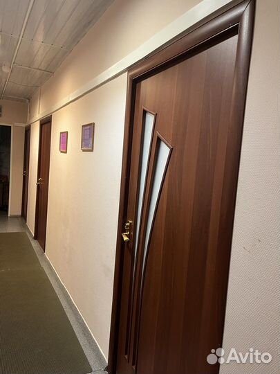 Двери с коробкой наличниками ручками