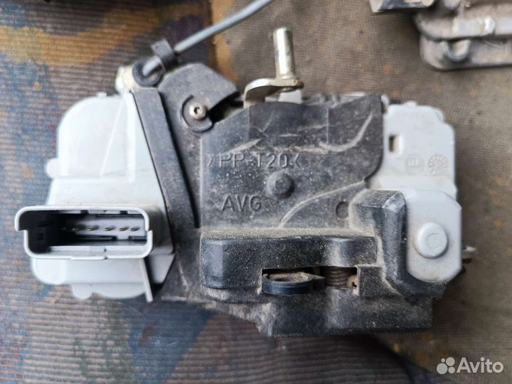 Замок передний левый Ситроен Ксара Пикассо