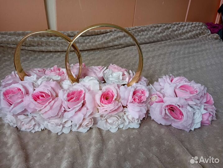 Свадебные кольца, украшения на машину