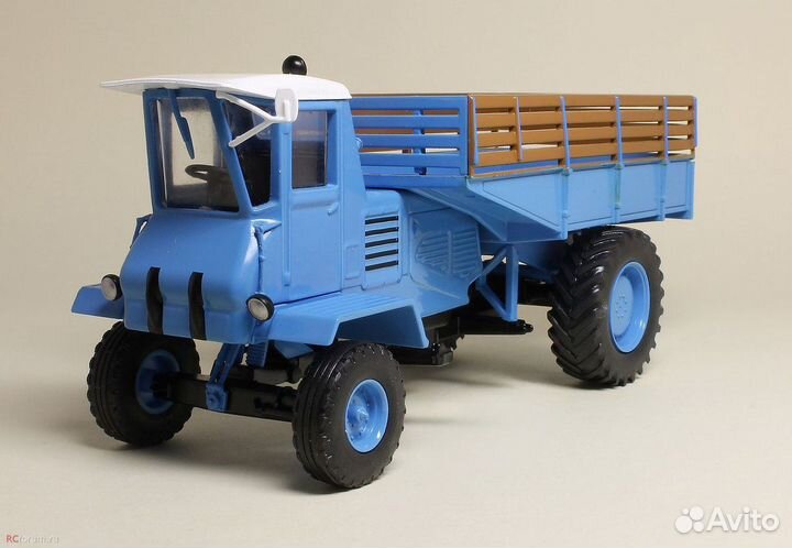 Модель трактора