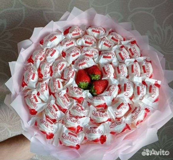 Съедобный букет из конфет рафаелло и клубники