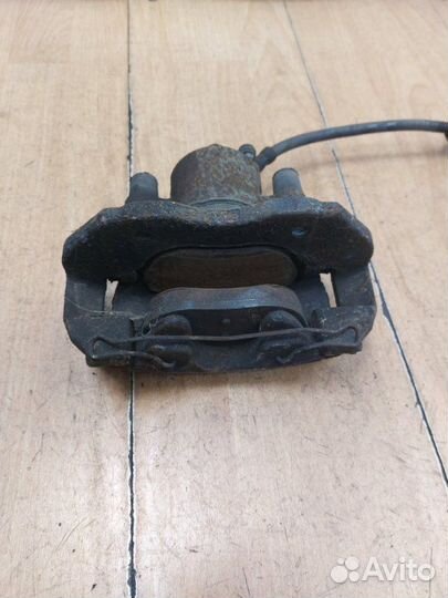 Тормозной суппорт передний правый Ford Focus 2