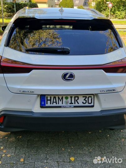 Разбирается Lexus UX