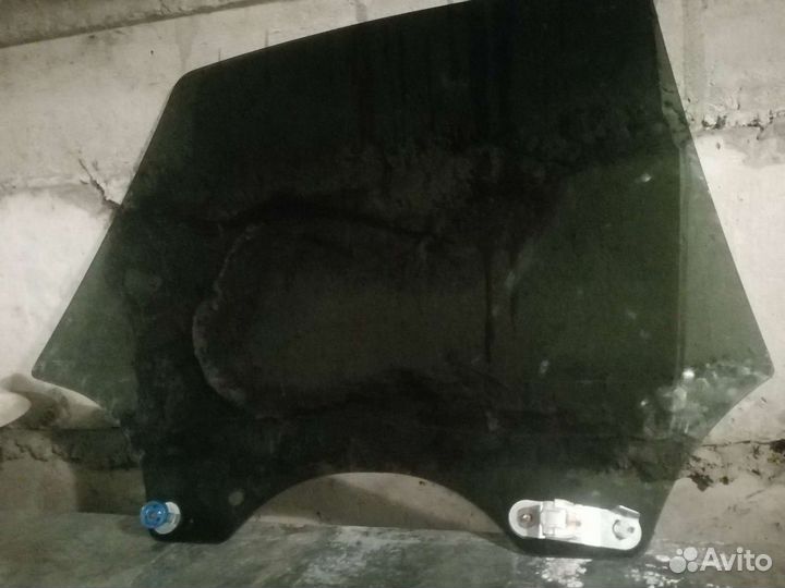 Стекло задней левой двери