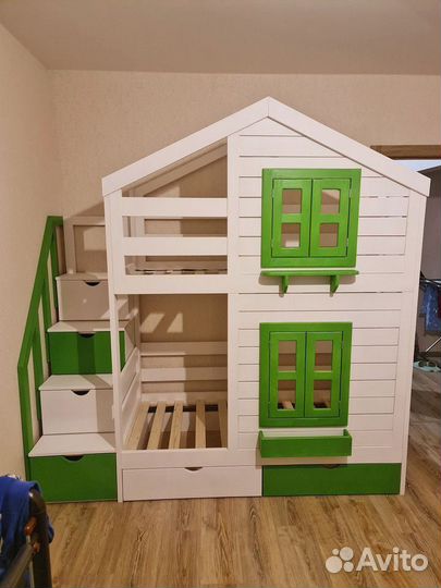 Двухъярусная кровать домик
