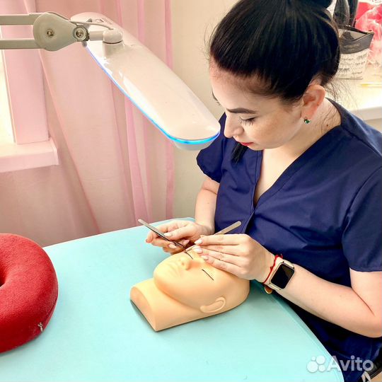 Мастер по наращиванию ресниц