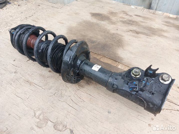 Стойка амортизатора передняя правая Honda Civic 8