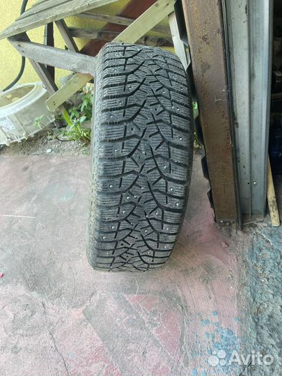 Bridgestone Blizzak Spike-02 225/55 R17