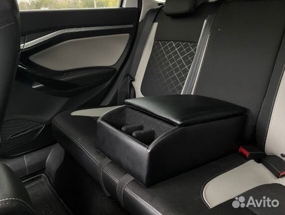 Подлокотник-бар задних сидений с подстаканниками