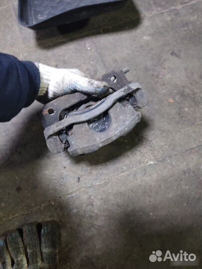 Суппорт тормозной передний правый Honda Cr-V 3