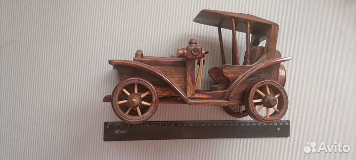 Ретро автомобиль из дерева