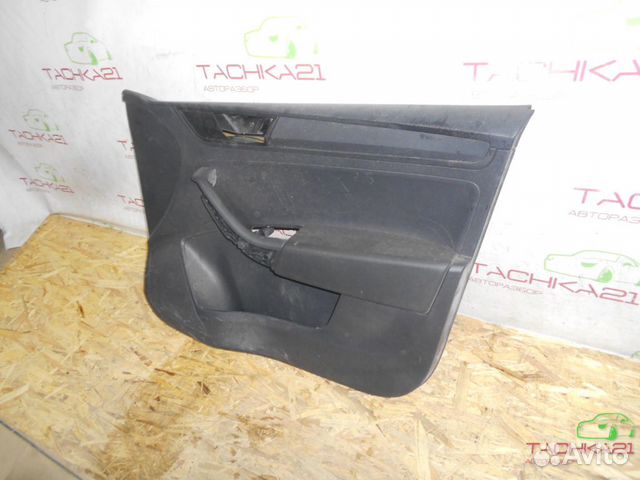 Обшивка двери передней правой skoda Rapid (2013)