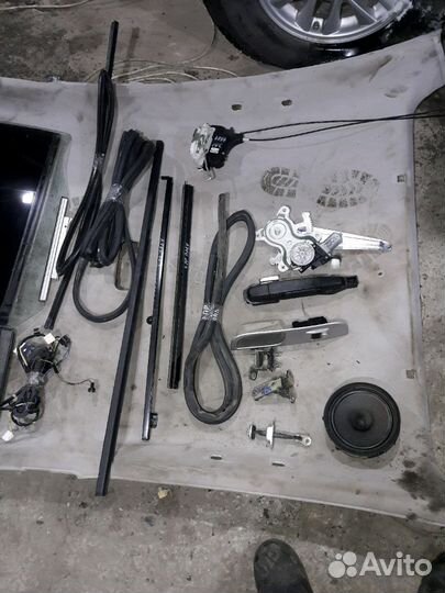 Детали задней правой двери pajero sport 2