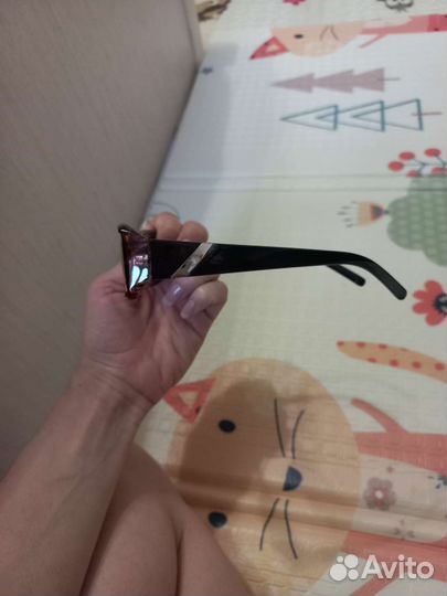 Оправа для очков с затемненными линзами