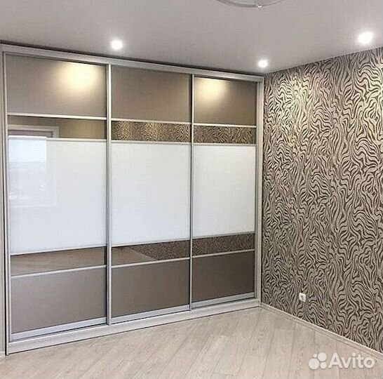 Зеркальный шкаф