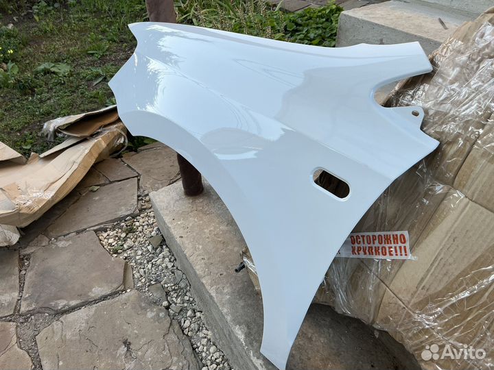 Переднее левое крыло volkswagen polo белое