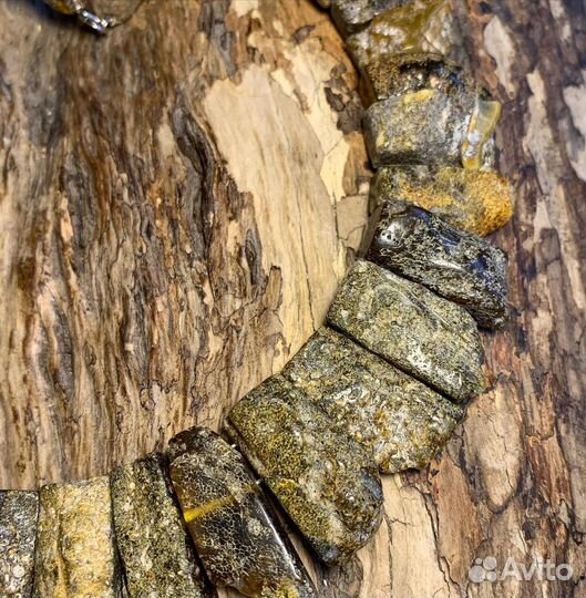 Колье из тёмного янтаря