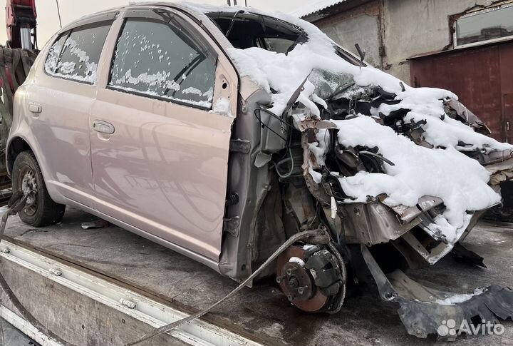 В разборе Toyota Vitz 2001 г