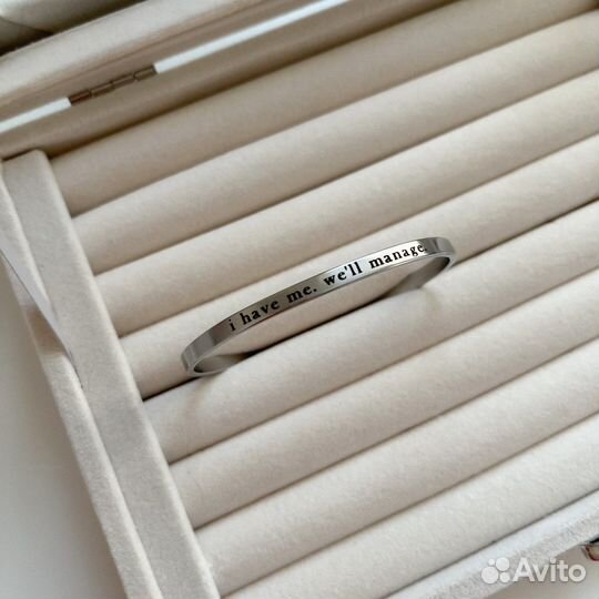 Браслеты с гравировкой / жемчужные украшения