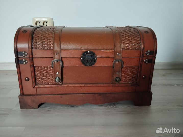 Сундук деревянный