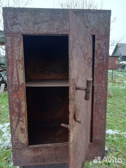 Сейф металлический