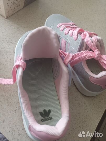 Кедыкроссовки новые для девочки