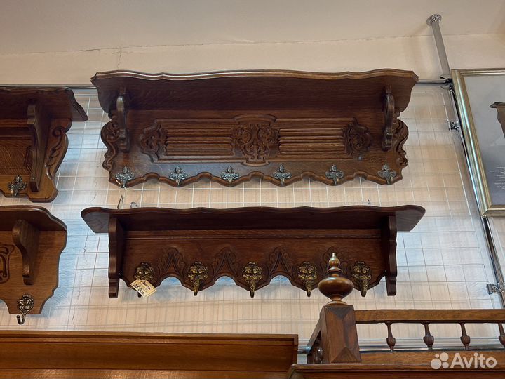 Дубовая полка с латунными крючками