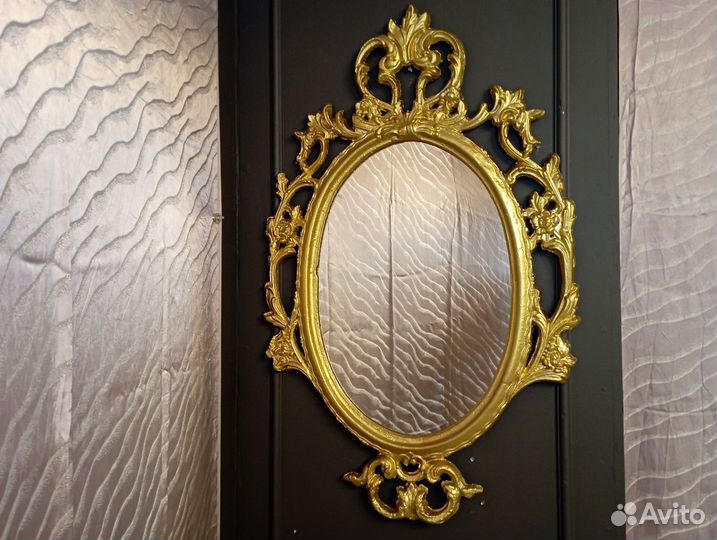 Зеркало в эффектной золотой металлической раме