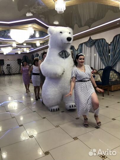 Гигантский белый мишка