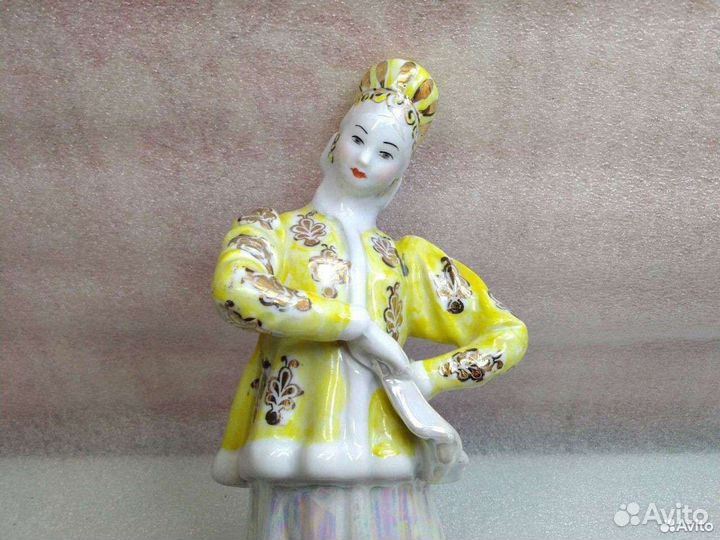 Фарфоровая фигурка лебёдушка. Дулёво
