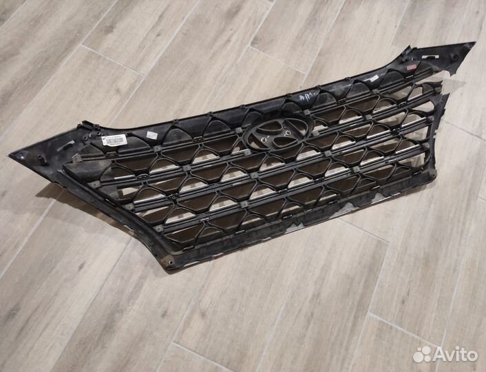 Решетка радиатора поврежденная Hyundai Tucson 3