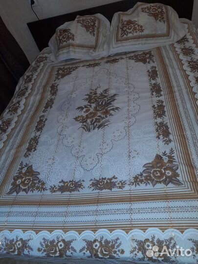 Покрывало с декоративными наволочками