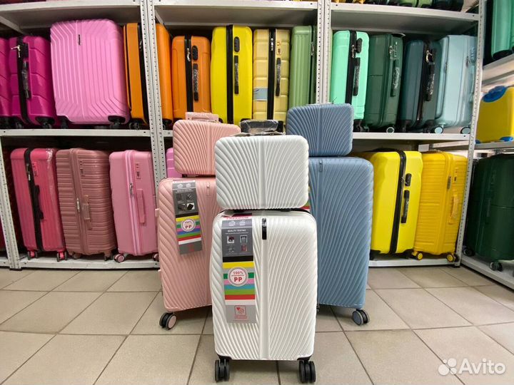 Чемодан желтый