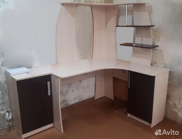 Продам угловой компьютерный стол с двумя тумбами