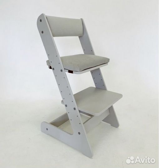 Серый стульчик с подушками