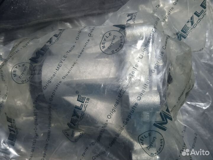 Продаю водяную помпу на мерседес спринтер