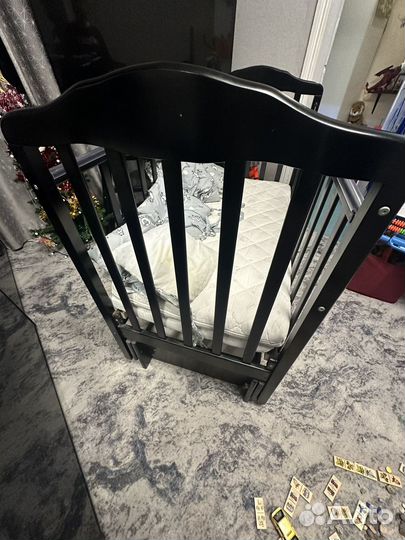 Детская кроватка с маятником