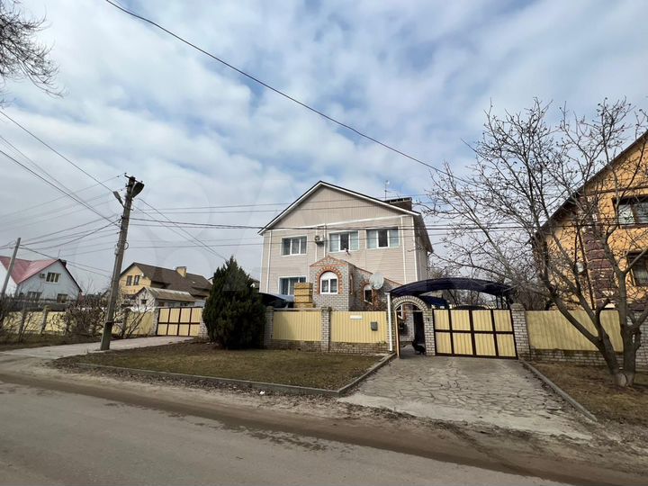 Коттедж 275 м² на участке 7 сот.