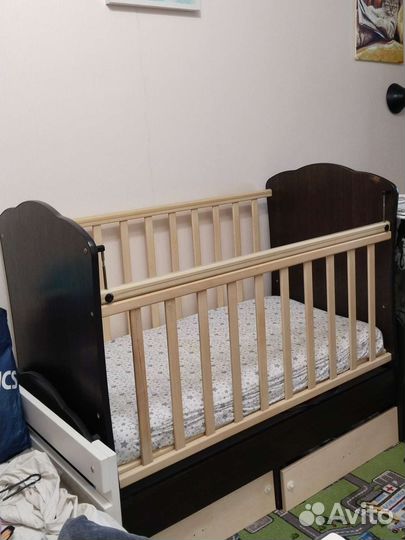 Детская кроватка с маятником