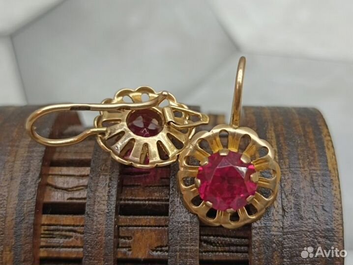 Золотые серьги 583 пробы массой 4,72 грамм