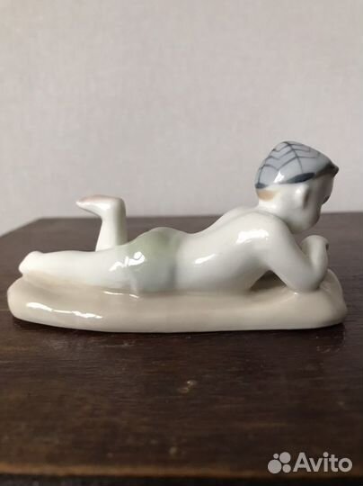 Статуэтка-мальчик с камешком лфз