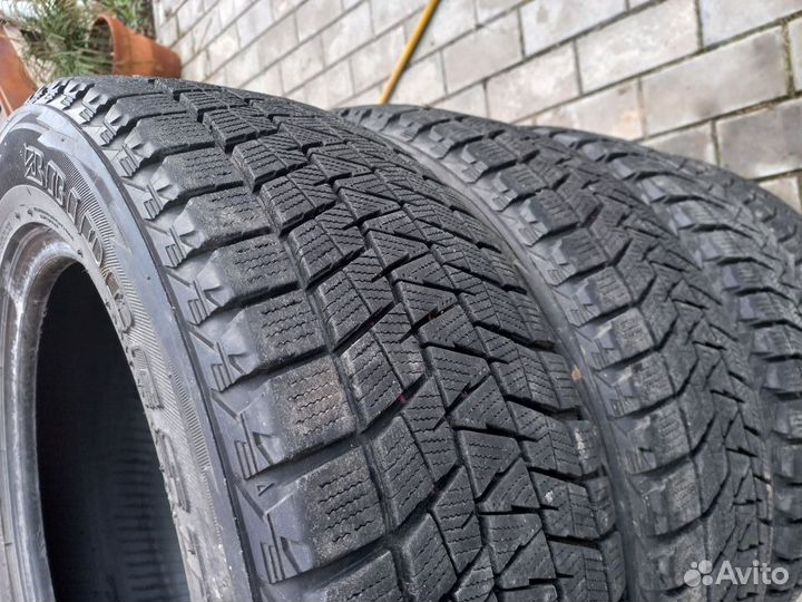 Bridgestone Blizzak DM-V1 215/60 R17 96R