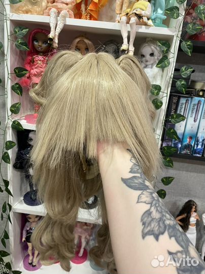 Парик с шиньонами