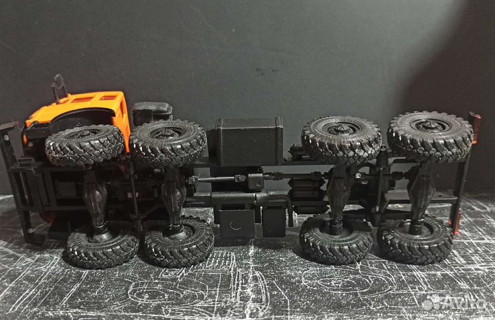 Урал-5423 седельный тягач - оранжевый и з/ч 1/43