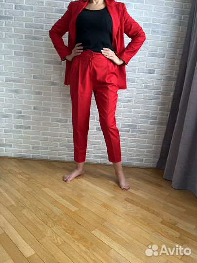 Костюм брючный красного цвета Solo u
