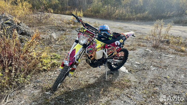 Стоит без дела