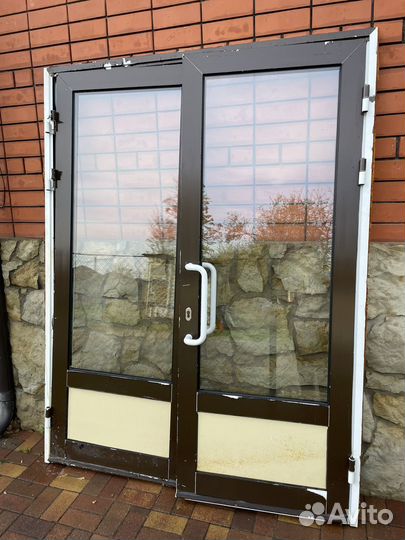 Дверь алюминиевая со стеклом