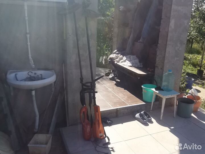 Две электрокосы, тримеры. Для скашивания травы